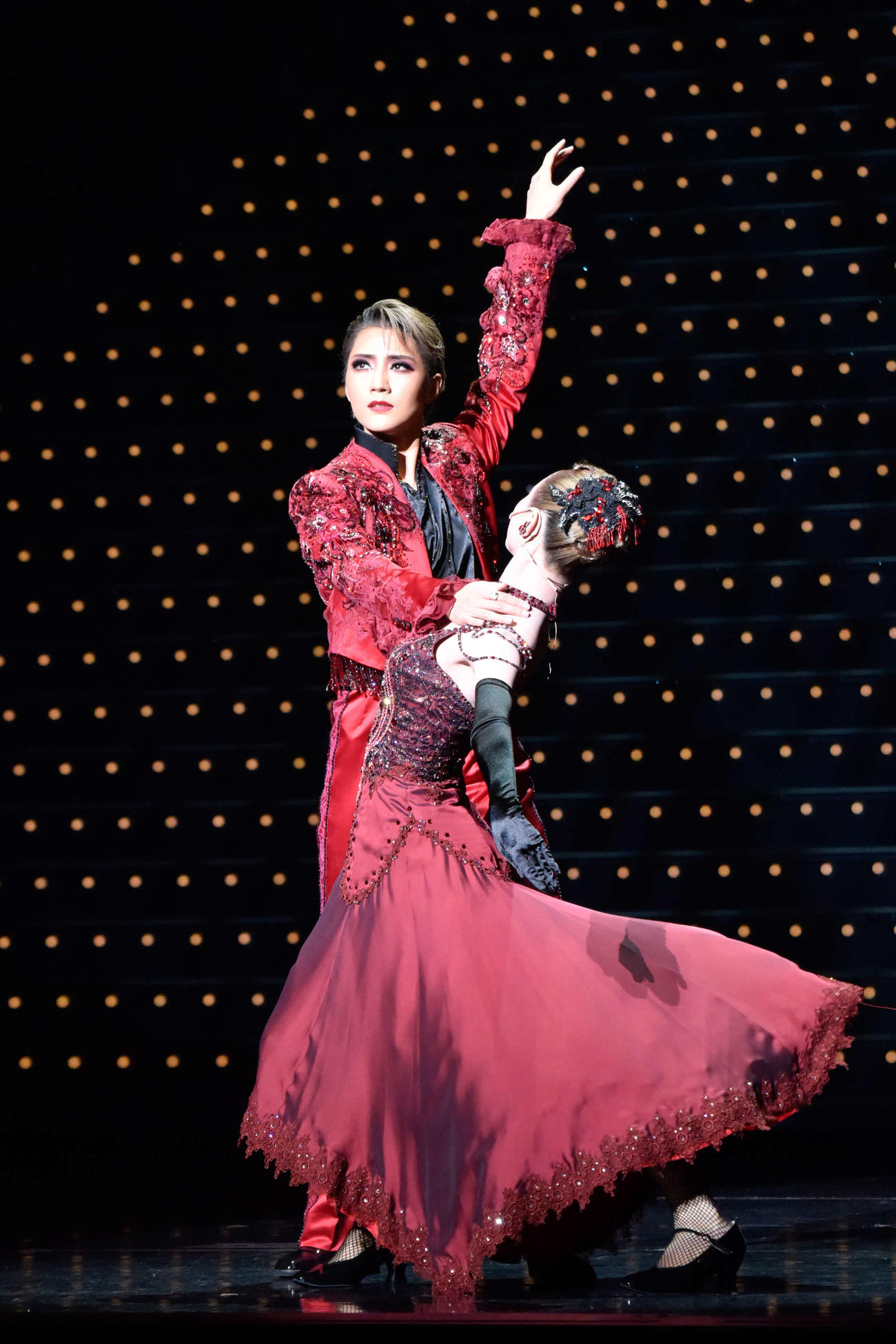 宙組トップ芹香斗亜（左）はサヨナラショーで春乃さくらとダンスを披露（C）宝塚歌劇団