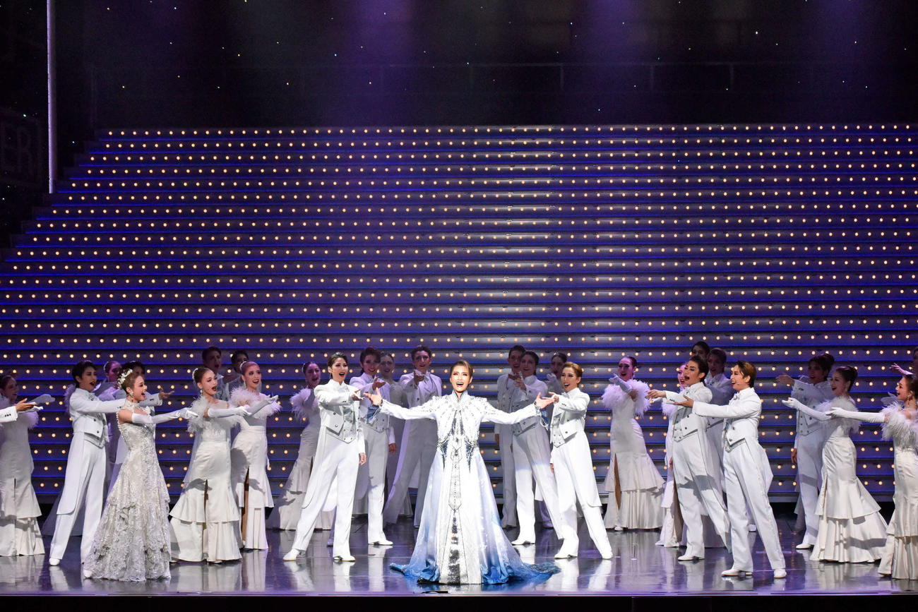 宙組トップ芹香斗亜（中央）は「Xcalibur　エクスカリバー」から「REMEMBER THIS NIGHT］をパフォーマンス（C）宝塚歌劇団