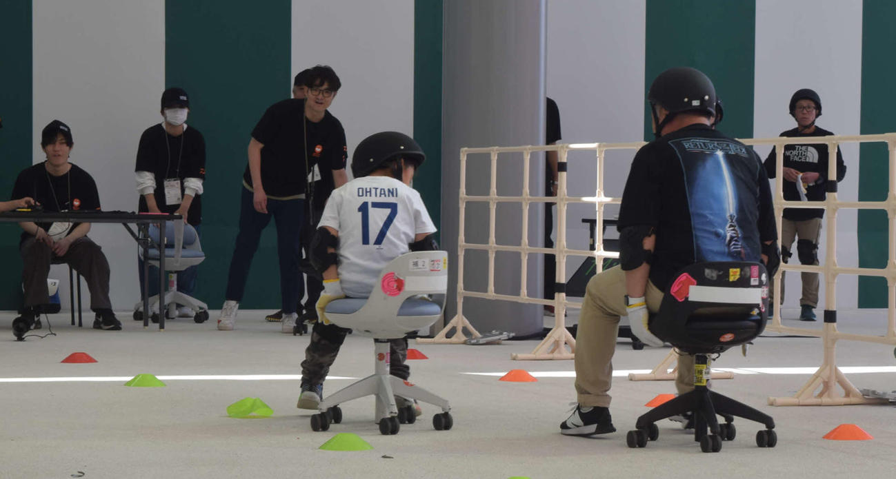 いすに座り15メートルのタイムアタックで勝敗を競う（撮影・阪口孝志）