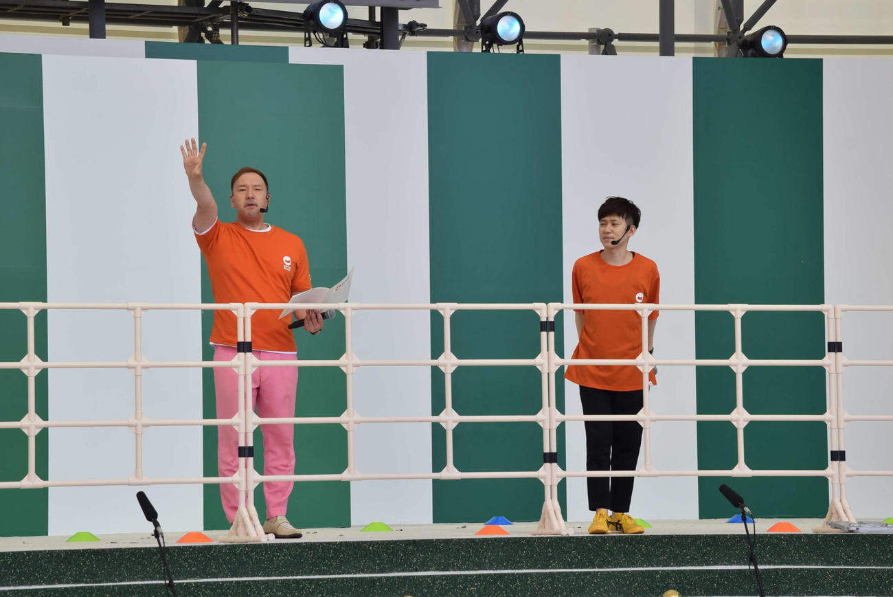 いす－1グランプリの司会を務めたspan！の水本健一（左）とマコト（撮影・阪口孝志）