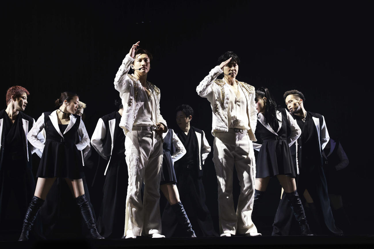 「東方神起　20th Anniversary LIVE TOUR～ZONE～」最終公演でパフォーマンスする東方神起。左からチャンミン、ユンホ