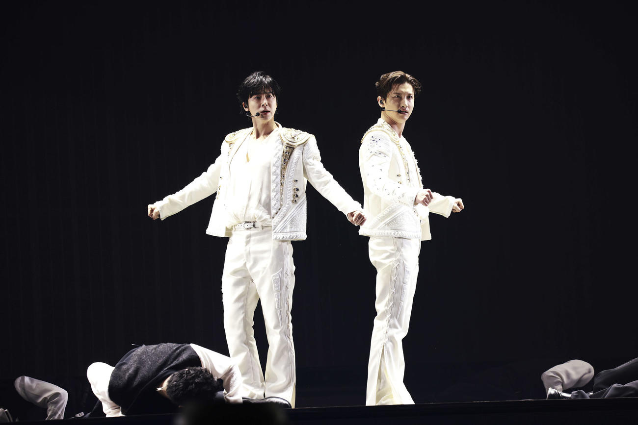「東方神起　20th Anniversary LIVE TOUR～ZONE～」最終公演でパフォーマンスする東方神起。左からユンホ、チャンミン