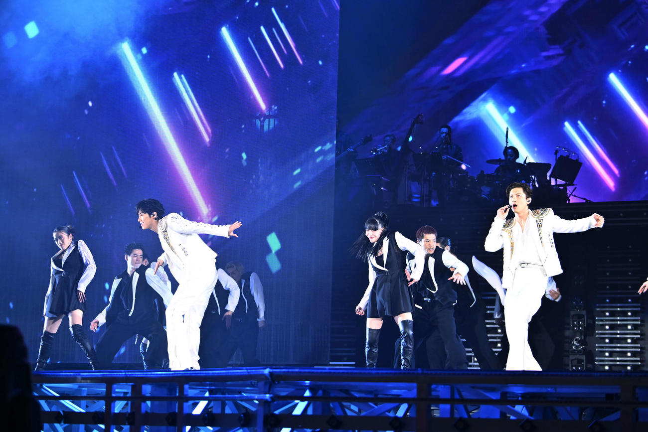 「東方神起　20th Anniversary LIVE TOUR～ZONE～」最終公演でパフォーマンスする東方神起。左からユンホ、チャンミン
