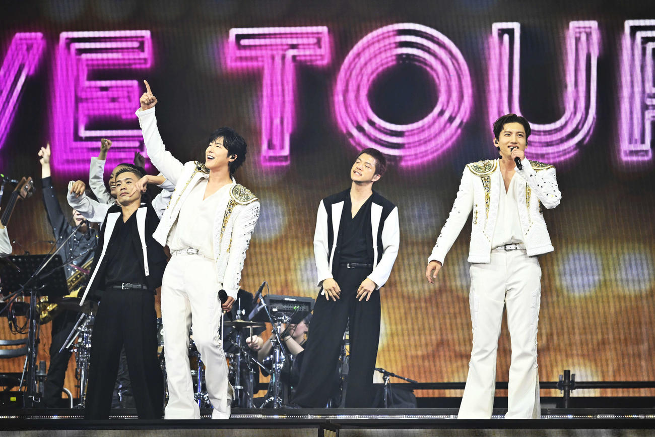 「東方神起　20th Anniversary LIVE TOUR～ZONE～」最終公演でパフォーマンスする東方神起。左からユンホ、チャンミン