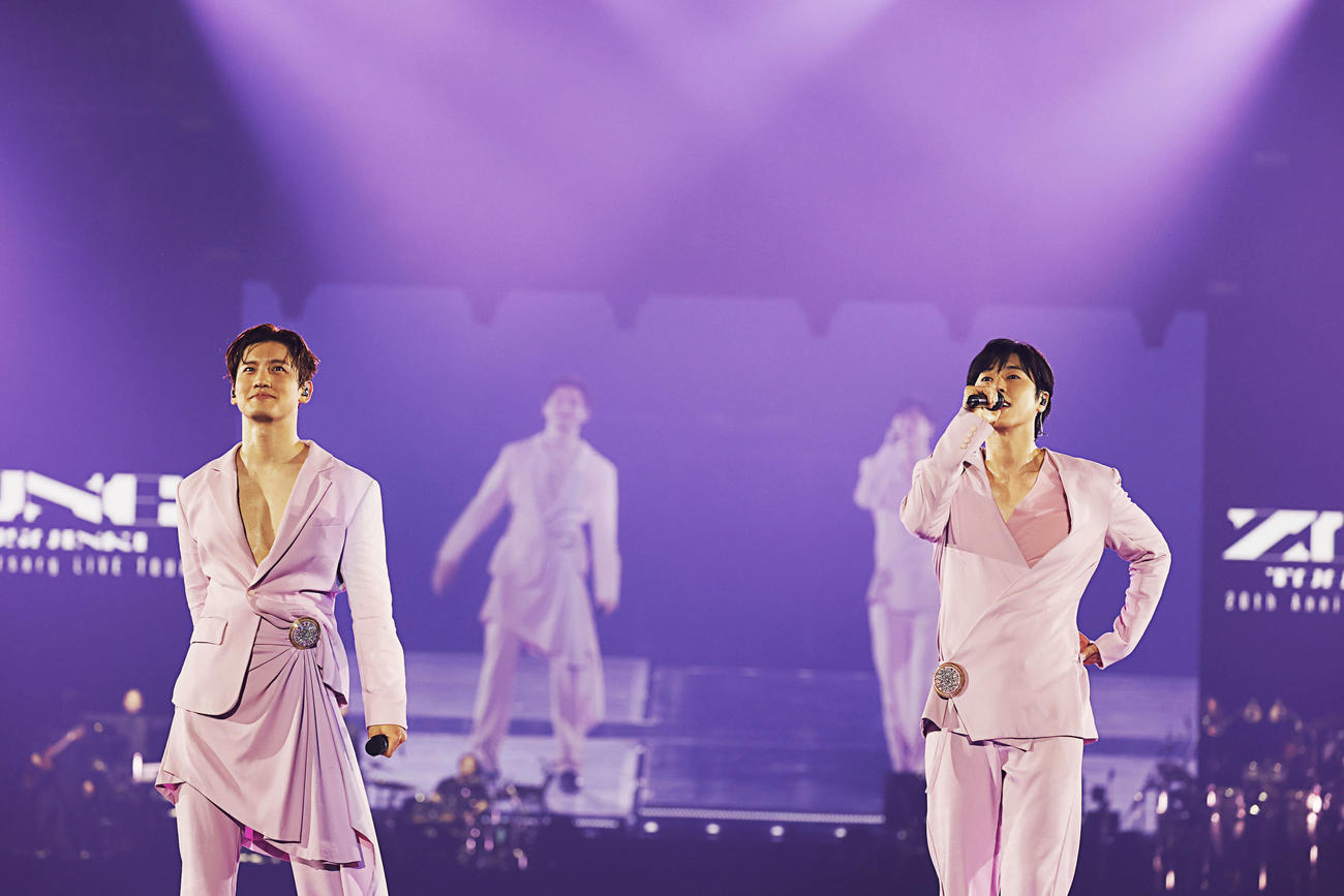 「東方神起　20th Anniversary LIVE TOUR～ZONE～」最終公演でパフォーマンスする東方神起。左からチャンミン、ユンホ