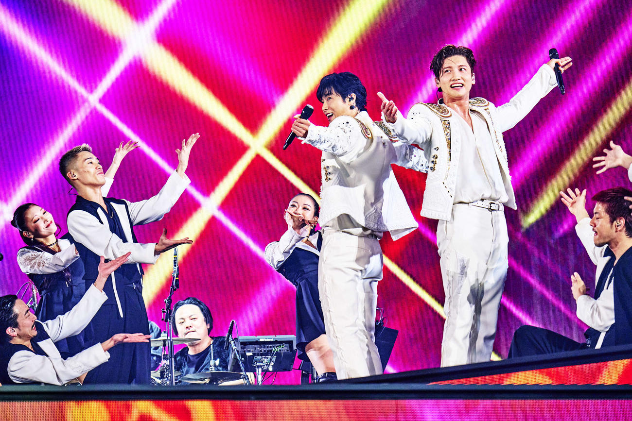 「東方神起　20th Anniversary LIVE TOUR～ZONE～」初日公演でパフォーマンスする東方神起。左からユンホ、チャンミン