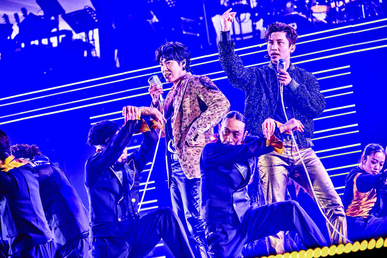 「東方神起　20th Anniversary LIVE TOUR～ZONE～」初日公演でパフォーマンスする東方神起。左からユンホ、チャンミン