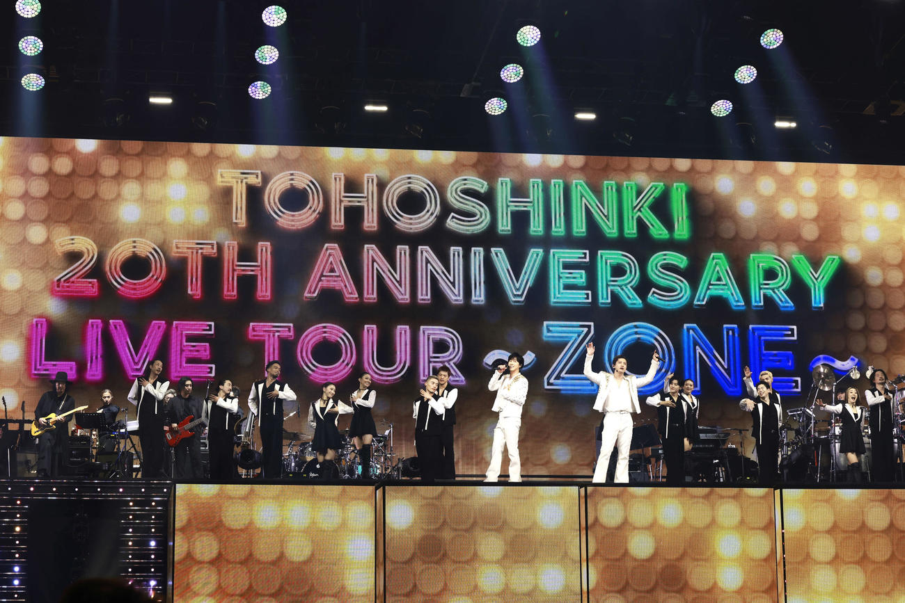 「東方神起　20th Anniversary LIVE TOUR～ZONE～」最終公演でパフォーマンスする東方神起。左からユンホ、チャンミン