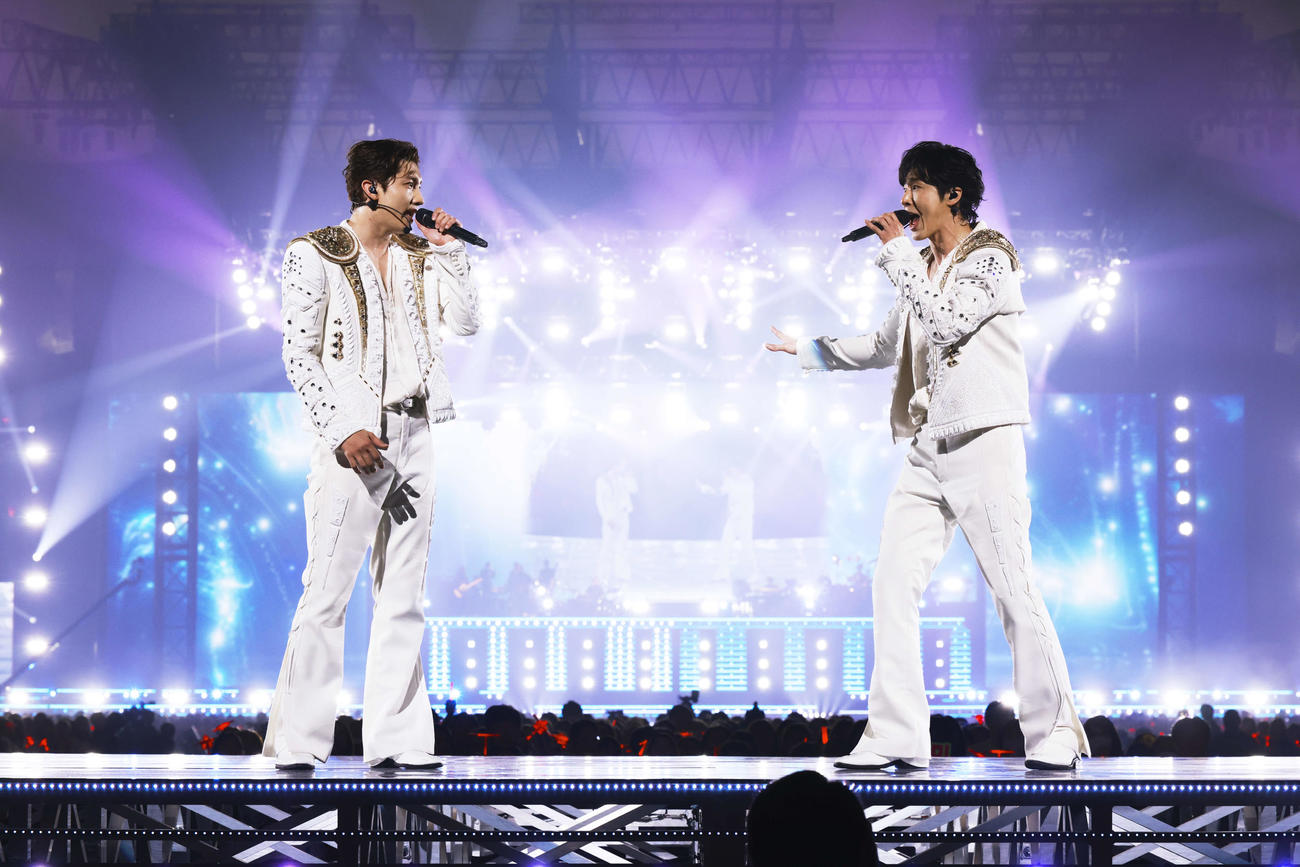 「東方神起　20th Anniversary LIVE TOUR～ZONE～」最終公演でパフォーマンスする東方神起。左からチャンミン、ユンホ