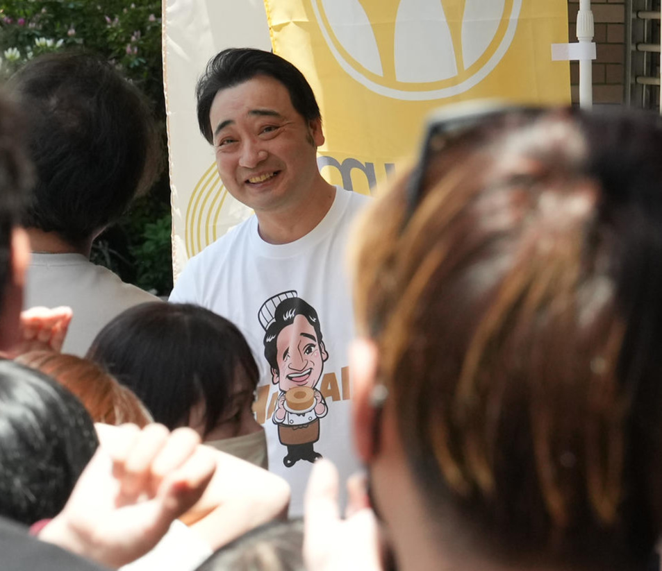 店頭に立ち接客するジャングルポケットの元メンバー斉藤慎二被告