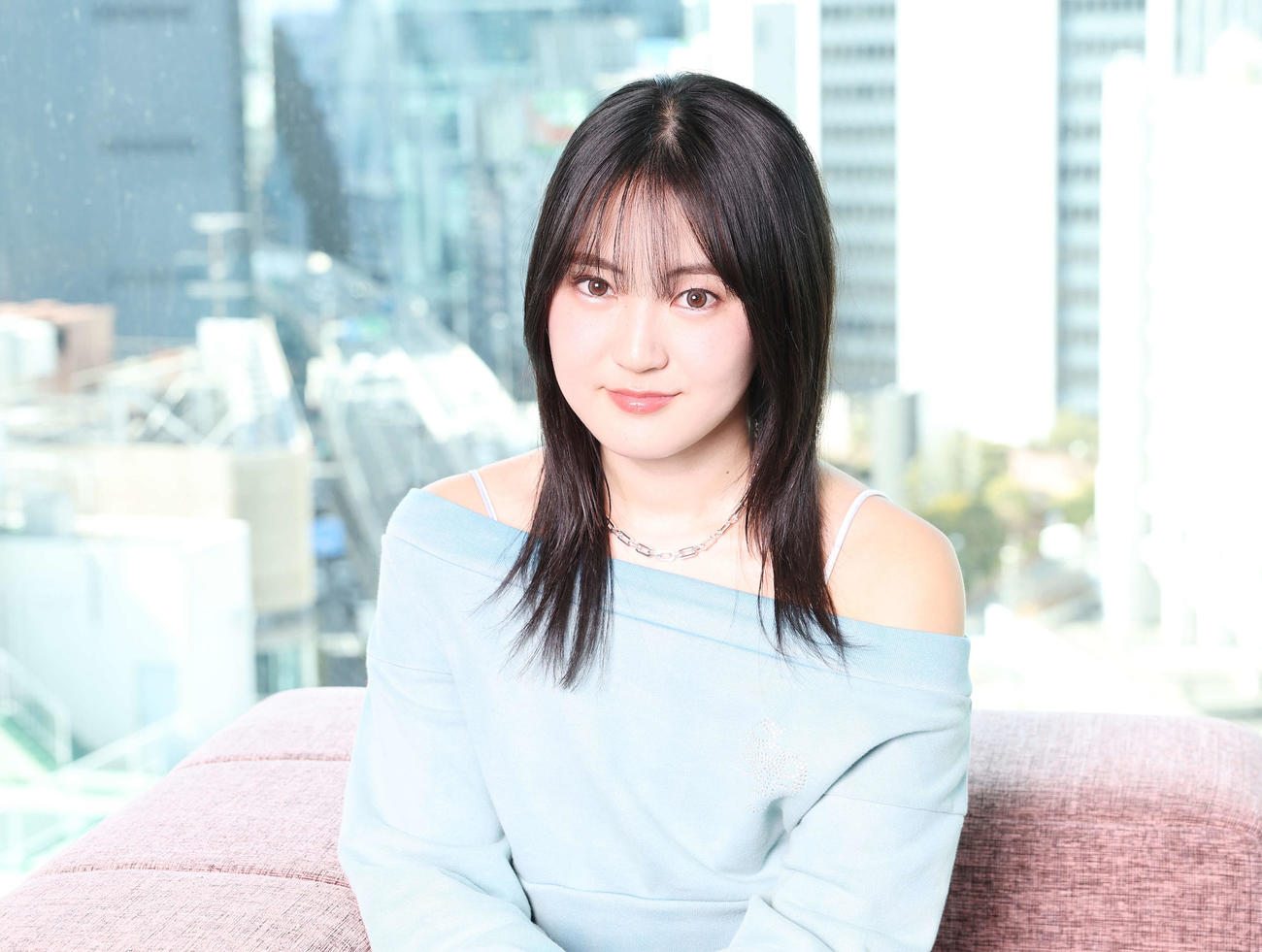 若者に人気のシンガー・ソングライターの冨岡愛は明るい人柄が魅力的（撮影・宮地輝）