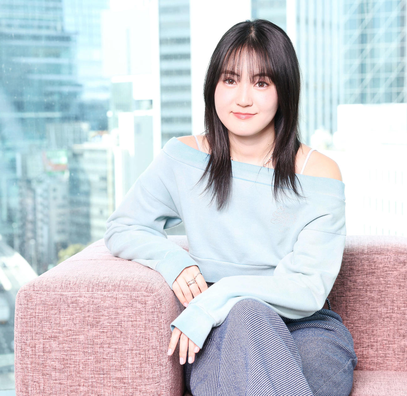 若者に人気のシンガー・ソングライターの冨岡愛は明るい人柄が魅力的（撮影・宮地輝）