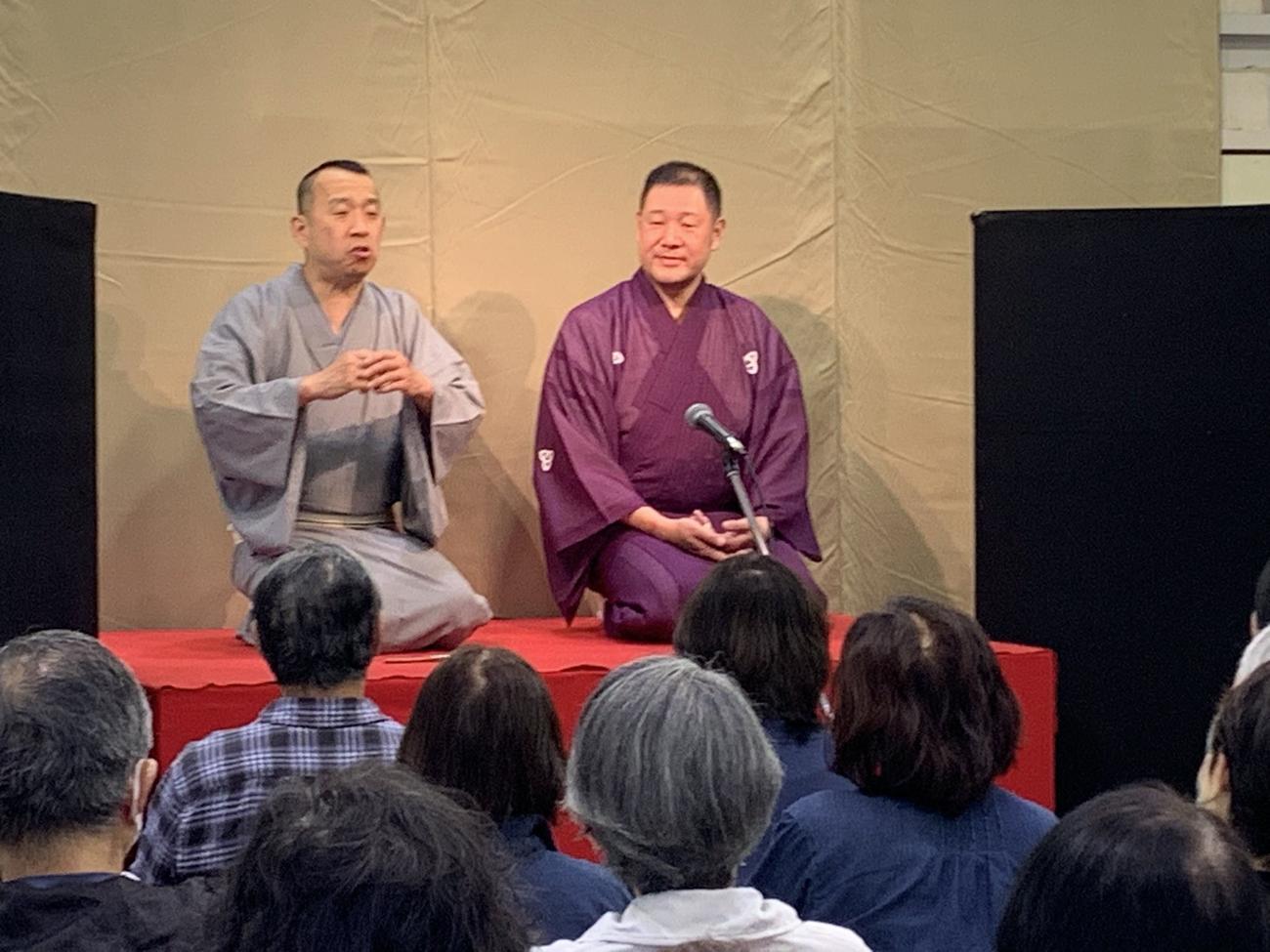 山口県光市でツーリング落語会を行った桂南天（左）と桂力造（桂力造のXより）