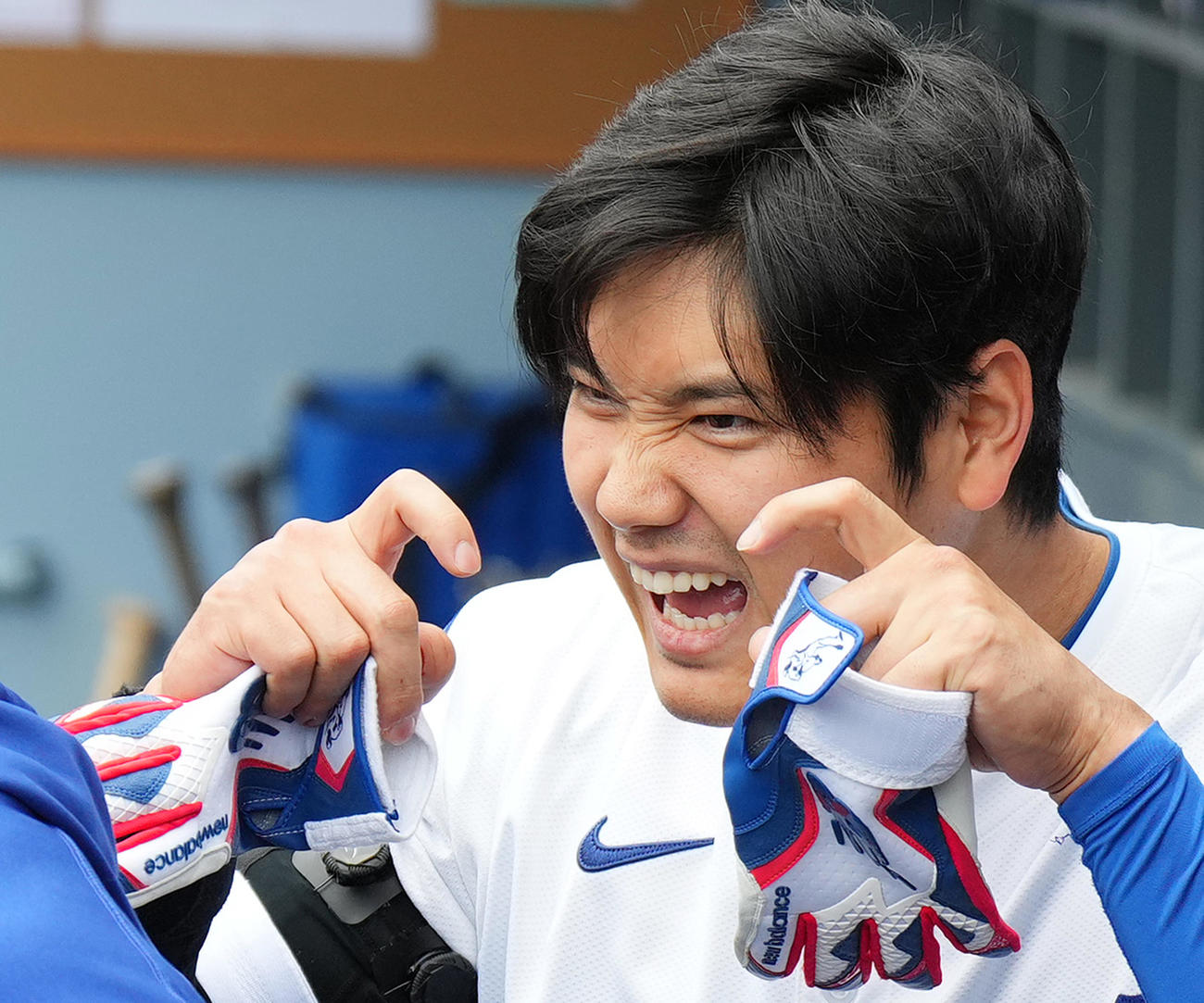 ドジャース対パイレーツ　試合前、ベンチでポーズをとるドジャース大谷（撮影・菅敏）
