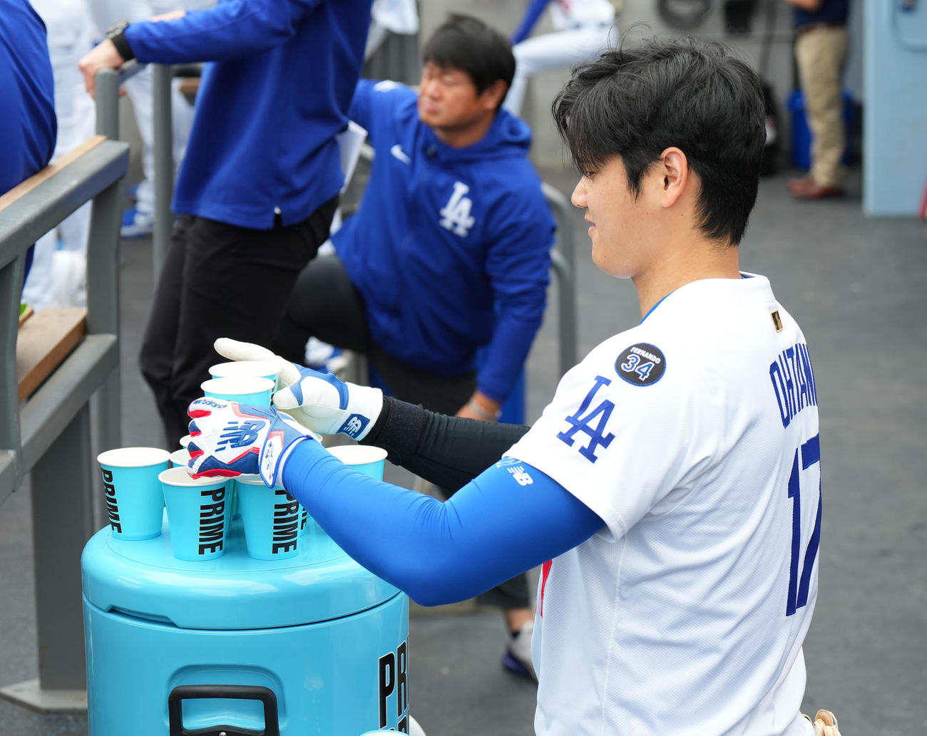 ドジャース対パイレーツ　1回、ベンチでドリンクを入れたカップを並べるドジャース大谷（撮影・菅敏）