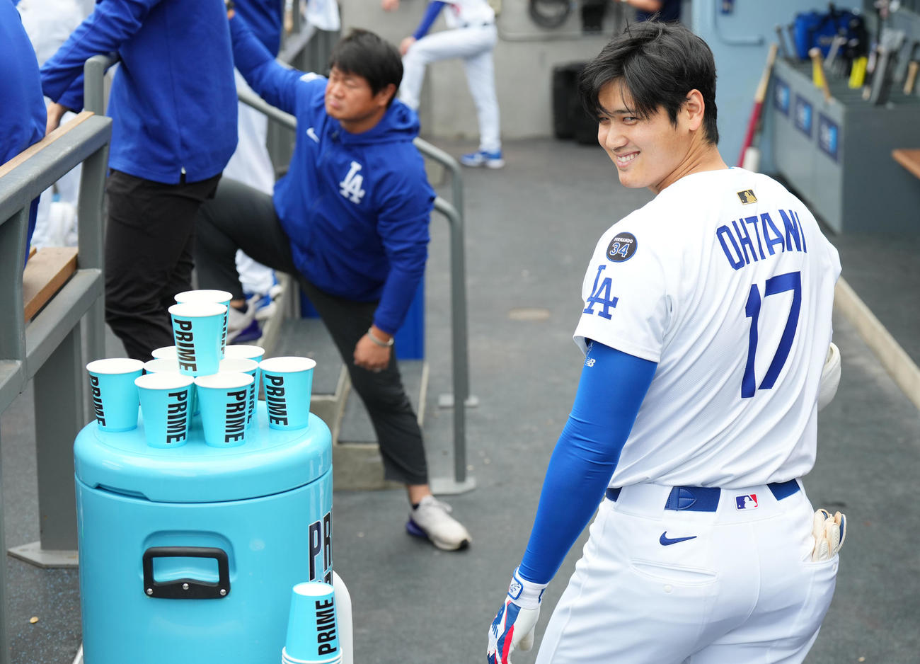 ドジャース対パイレーツ　1回、ベンチでカップにドリンクを入れ、笑顔を見せるドジャース大谷（撮影・菅敏）