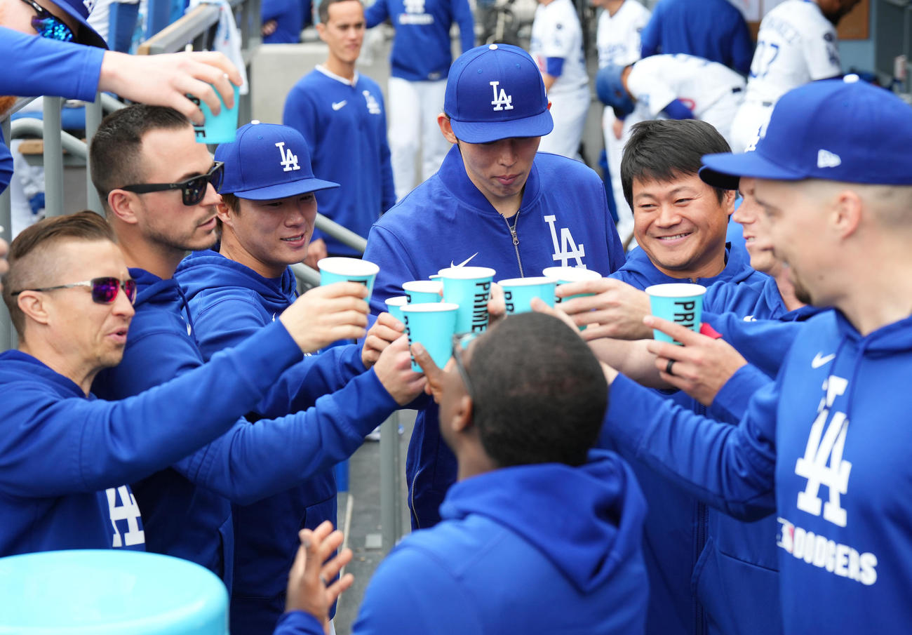 ドジャース対パイレーツ　1回、大谷翔平が入れたドリンクを手に乾杯するドジャース山本（左から3人目）、佐々木（左から4人目）ら（撮影・菅敏）