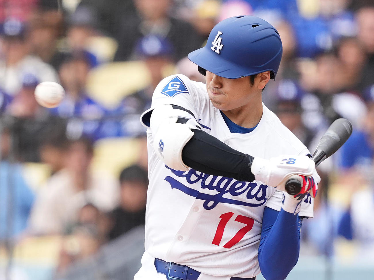 ドジャース対パイレーツ　1回裏ドジャース無死、内角高めのボールを避ける大谷（撮影・菅敏）