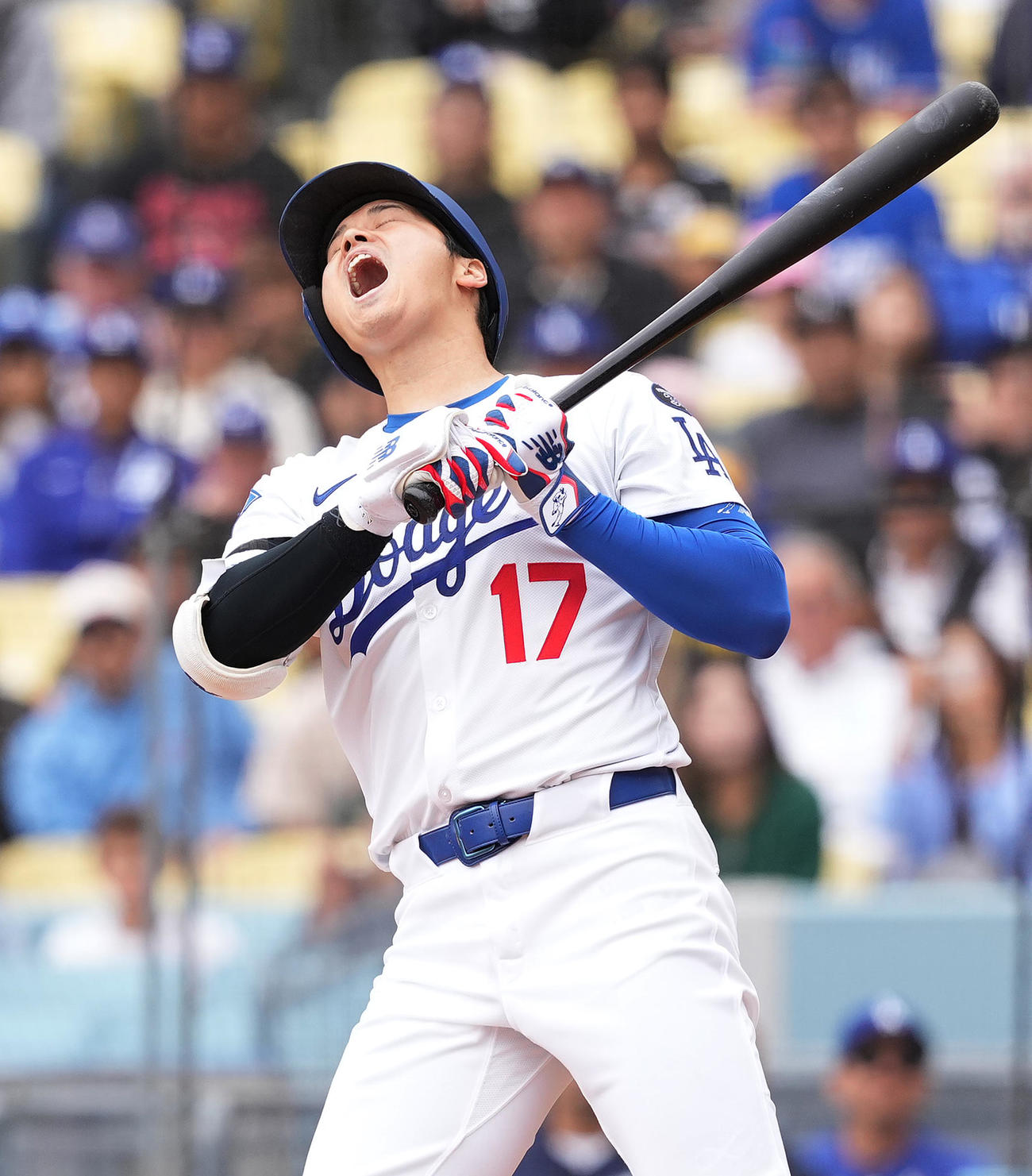 ドジャース対パイレーツ　1回裏ドジャース無死、内角高めのボールを避ける大谷（撮影・菅敏）