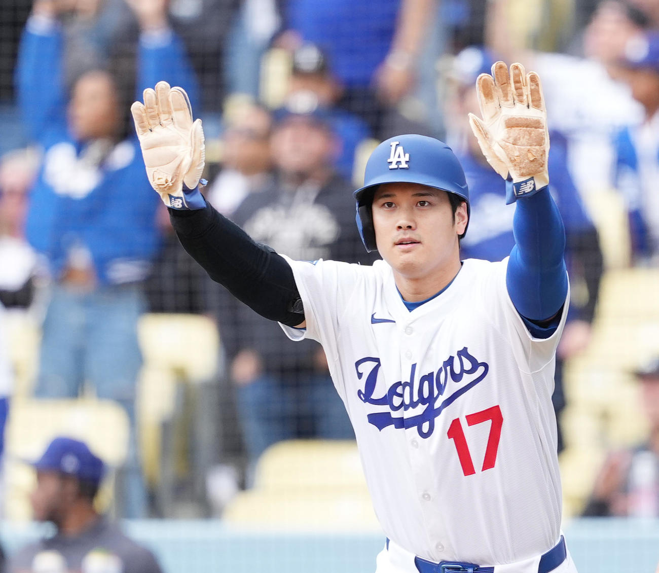 ドジャース対パイレーツ　1回裏ドジャース1死二、三塁、フリーマンの2点適時打で三塁から生還し、二塁走者ベッツを迎える大谷（撮影・菅敏）