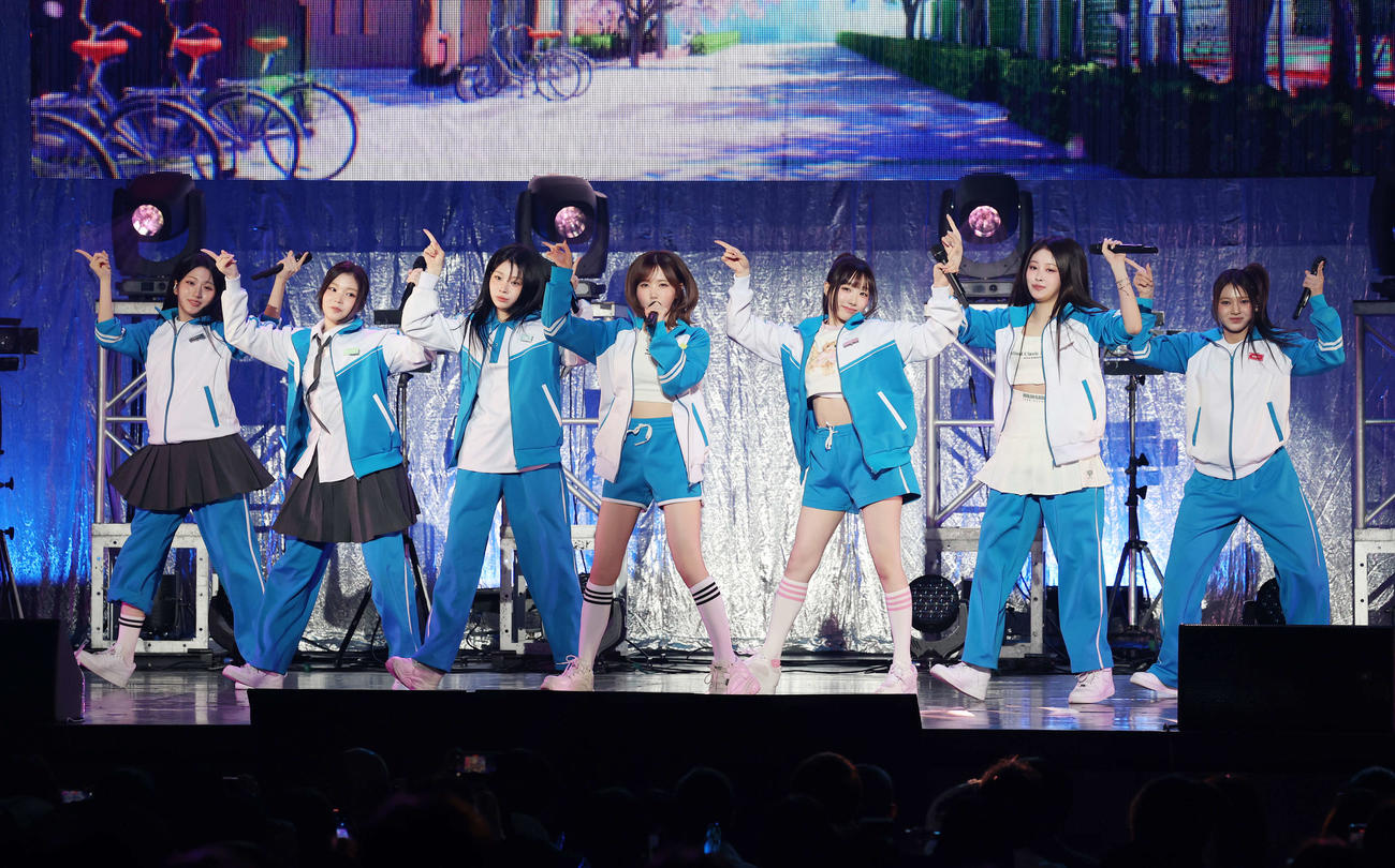 日本初ファンミーティングに臨むSAY MY NAME、左からJUNHWI、SEUNGJOO、DOHEE、HITOMI、MEI、SOHA、KANNY（撮影・鈴木正人）