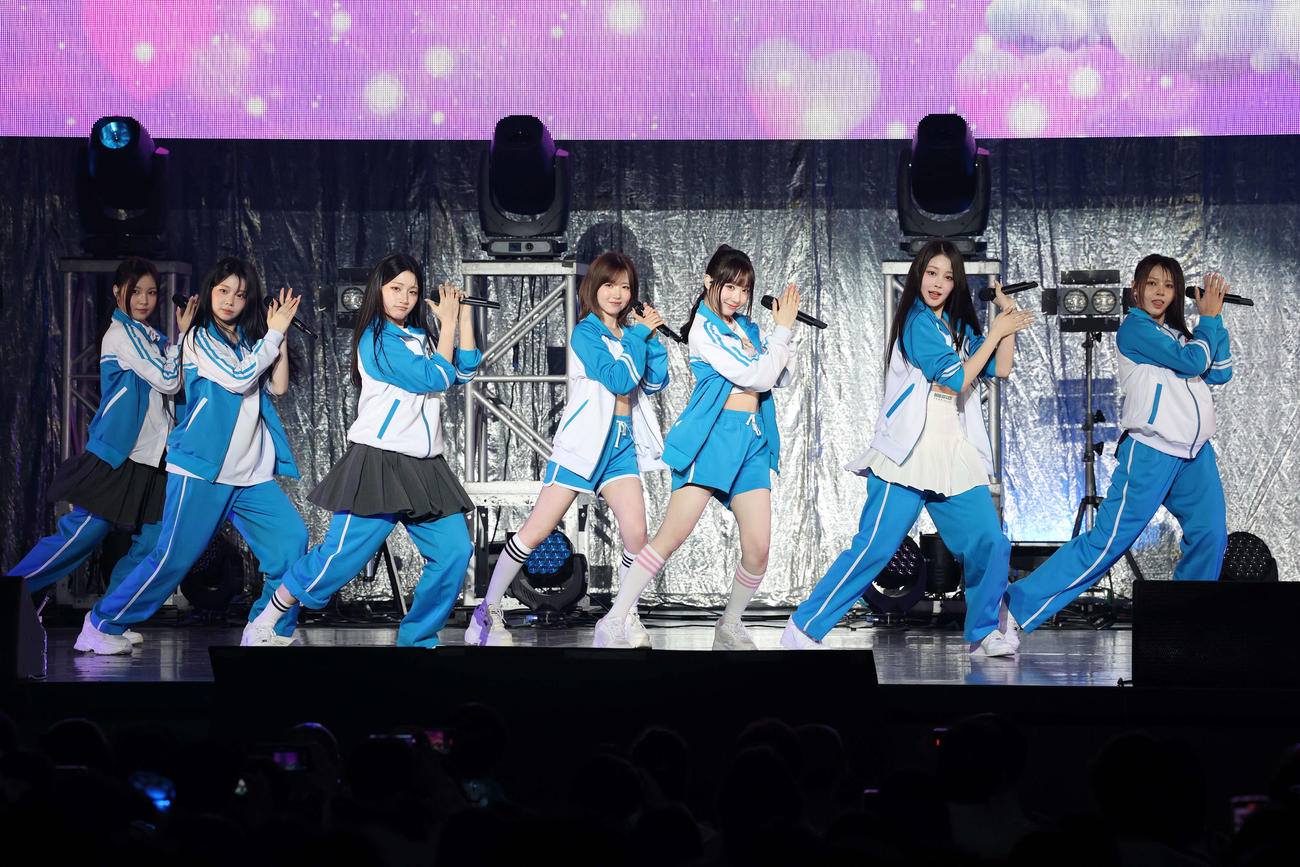 日本初ファンミーティングに臨むSAY MY NAME、左からSEUNGJOO、DOHEE、JUNHWI、HITOMI、MEI、SOHA、KANNY（撮影・鈴木正人）
