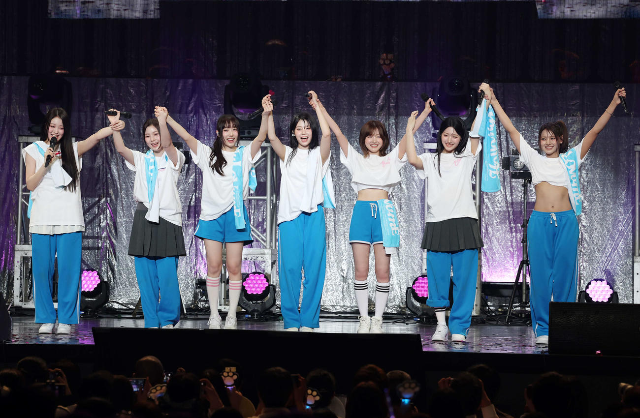 日本初ファンミーティングに臨むSAY MY NAME、左からSOHA、SEUNGJOO、MEI、DOHEE、HITOMI、JUNHWI、KANNY（撮影・鈴木正人）