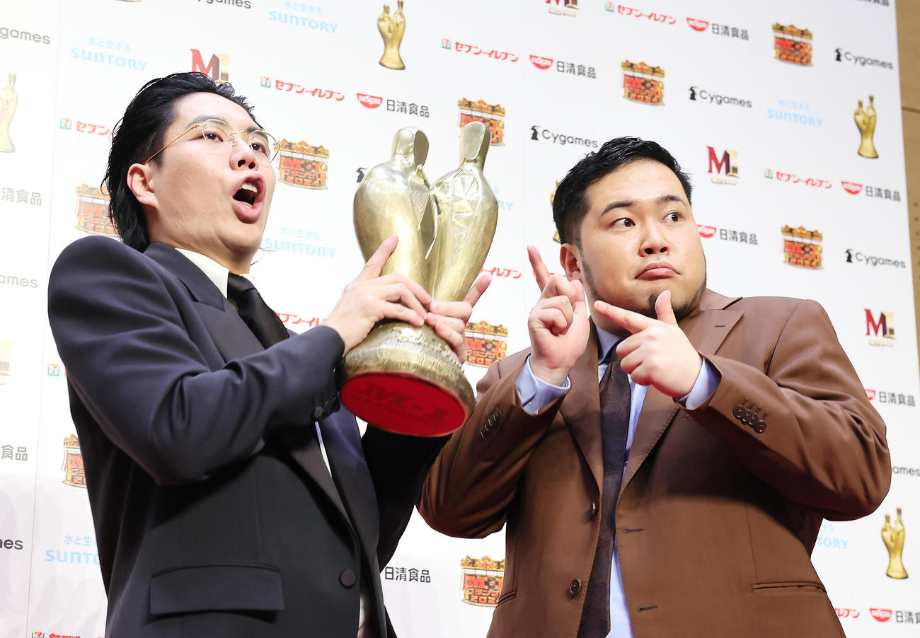 「M－1グランプリ2024」で史上初の大会連覇を達成した令和ロマンの高比良くるま（左）と松井ケムリ（2024年12月撮影）