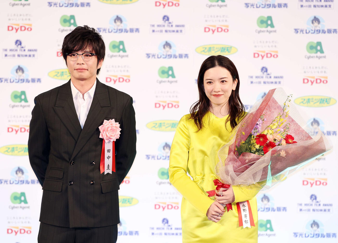 2021年12月、永野芽郁（右）と田中圭