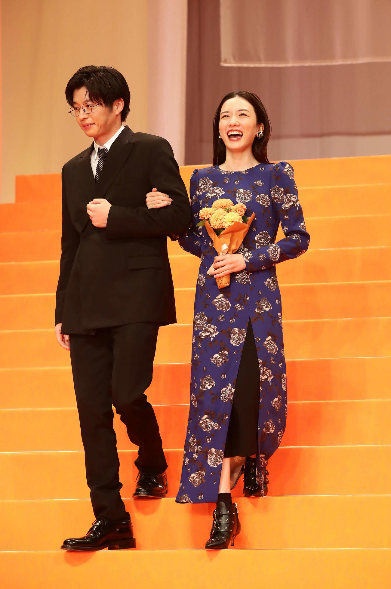 2021年10月、腕を組んで階段を降りる田中圭（左）と永野芽郁