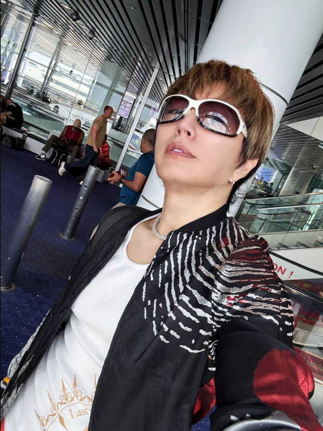 男性検査官に止められたGACKTの空港で撮ったとみられるサングラス姿の最新ショット（Xから）