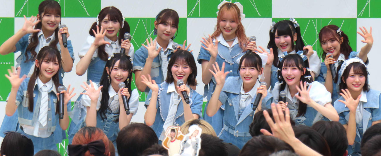 ≠ME。前列左から永田詩央里、谷崎早耶、冨田菜々風、鈴木瞳美、本田珠由記、尾木波菜。後列左から河口夏音、菅波美玲、蟹沢萌子、川中子奈月心、櫻井もも、落合希来里（2024年8月撮影）