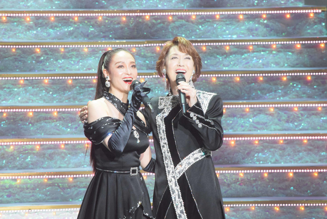 「未来へのOne Step!～世界を結ぶ愛の歌声～」ゲネプロに参加した剣幸（右）と月影瞳（撮影・阪口孝志）