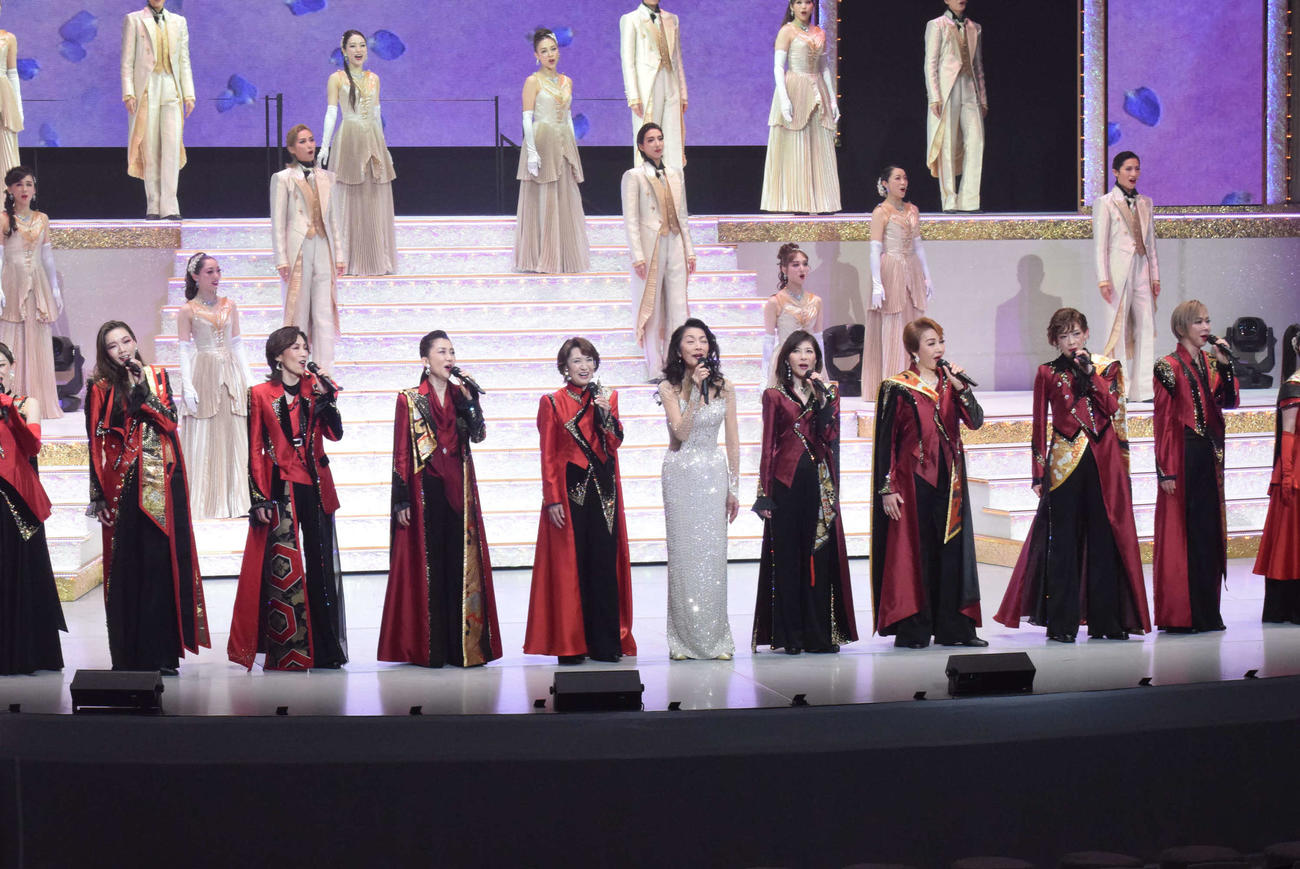 「未来へのOne Step!～世界を結ぶ愛の歌声～」ゲネプロに参加した、左から）和央ようか、真琴つばさ、一路真輝、剣幸、麻実れい、安寿ミラ、麻路さき、姿月あさと、湖月わたる（撮影・阪口孝志）