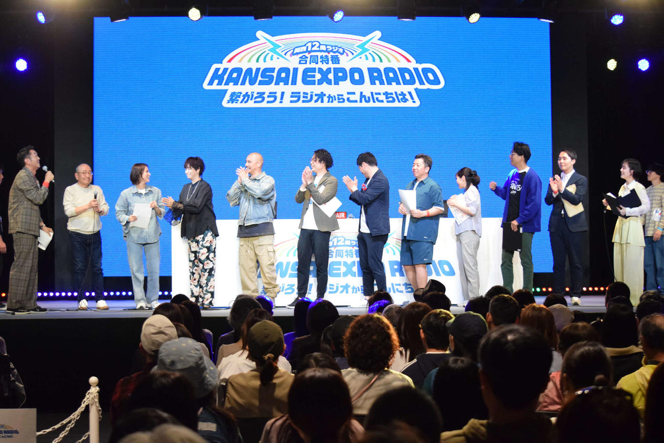 関西12局ラジオ合同特番に出演した、左から）大抜卓人、山本浩之、赤松悠実、武田和歌子、近藤岳登、杉浦なおや、梶原誠、しもぐち☆雅充、中川智美、タケモトコウジ、藤川貴央、伊原六花（撮影・阪口孝志）