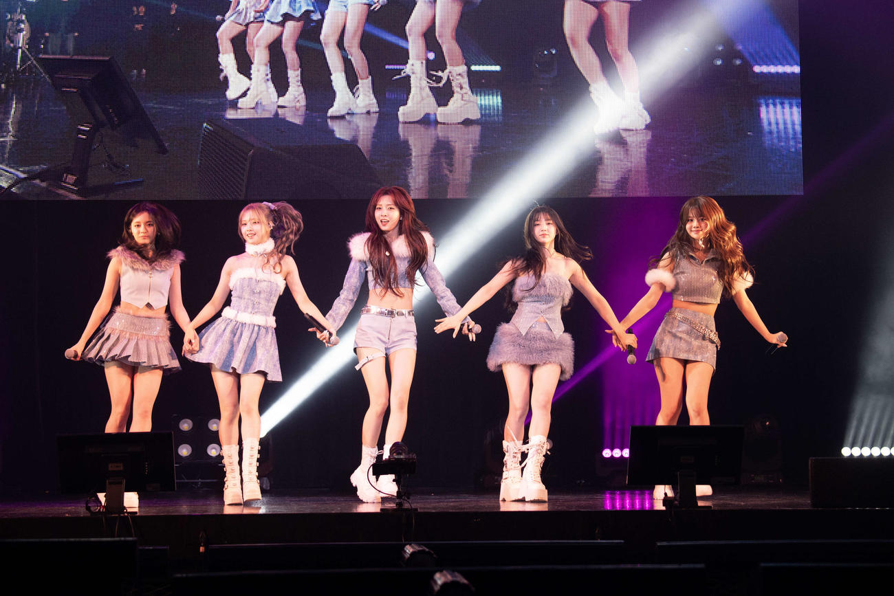 「MADEIN SHOWCASE LIVE」でパフォーマンスを行う、左からMADEINのマシロ、ナゴミ、ミユ、イェソ、セリナ（C）B ZONE,Inc.／143entertainment