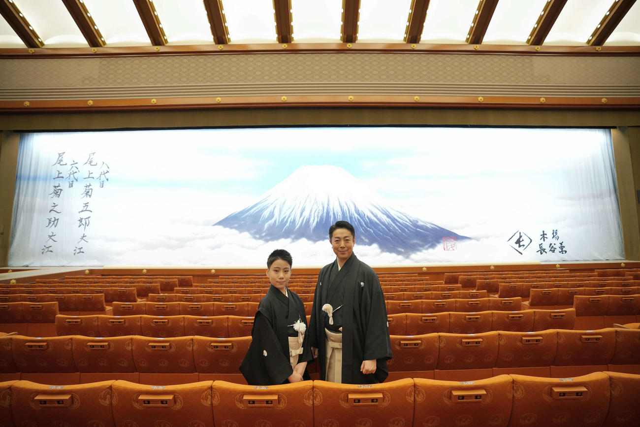 祝幕を前に取材に応じた6代目尾上菊之助（左）、8代目尾上菊五郎（C）松竹