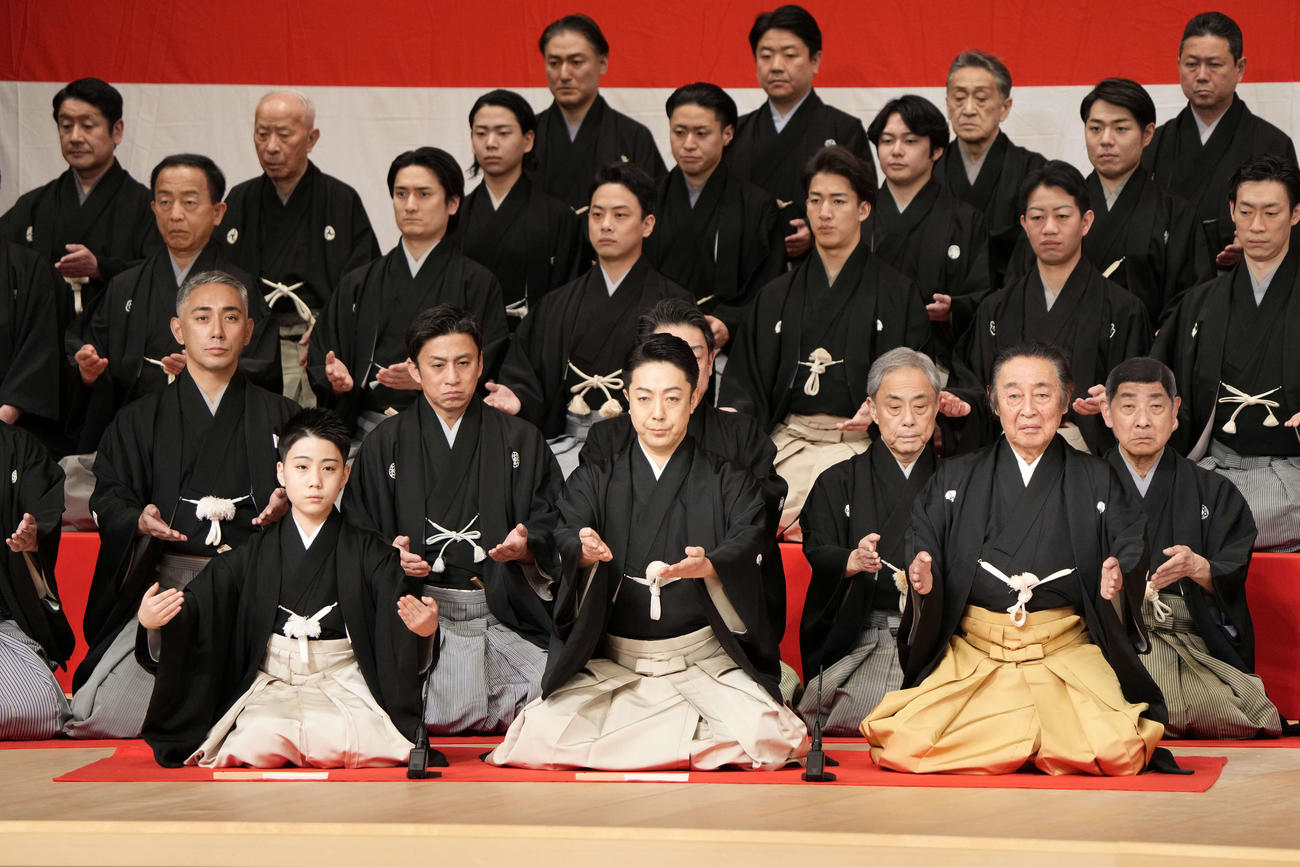 「古式顔寄せ手打式」で手を締める、前列左から6代目尾上菊之助、8代目尾上菊五郎、7代目菊五郎（C）松竹