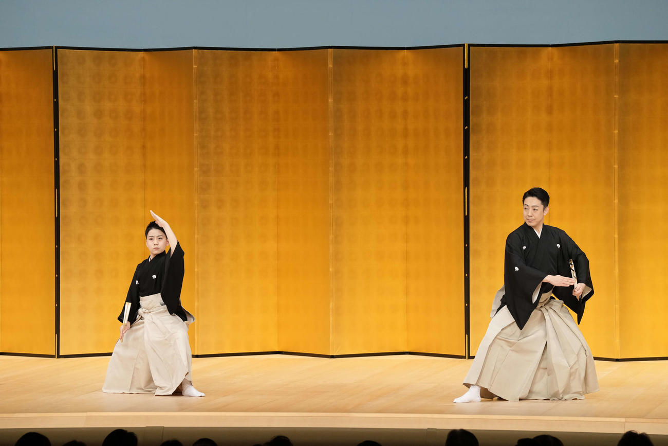舞踊「七福神」を披露する6代目尾上菊之助（左）、8代目尾上菊五郎（C）松竹