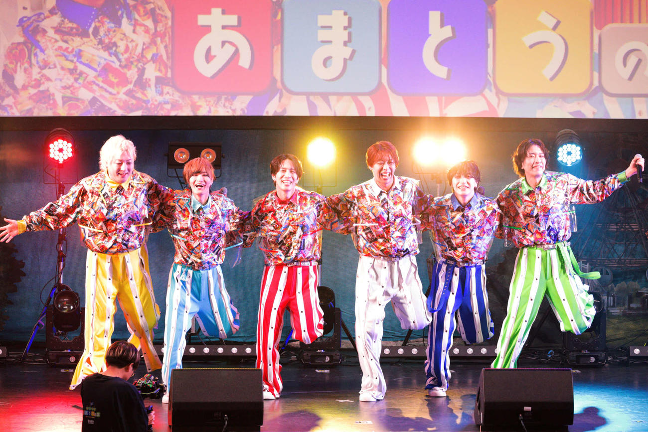 結成8周年記念フリーライブ「あつまれ　あまとうの盛」を開催した甘党男子。左から三上義貴、成瀬敦志、二ノ宮一馬、菅井義久、神久保翔也、石塚利彦