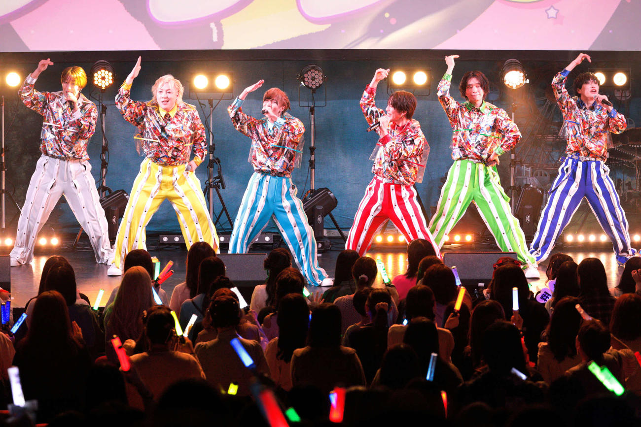 結成8周年記念フリーライブ「あつまれ　あまとうの盛」を開催した甘党男子。左から菅井義久、三上義貴、成瀬敦志、二ノ宮一馬、石塚利彦、神久保翔也