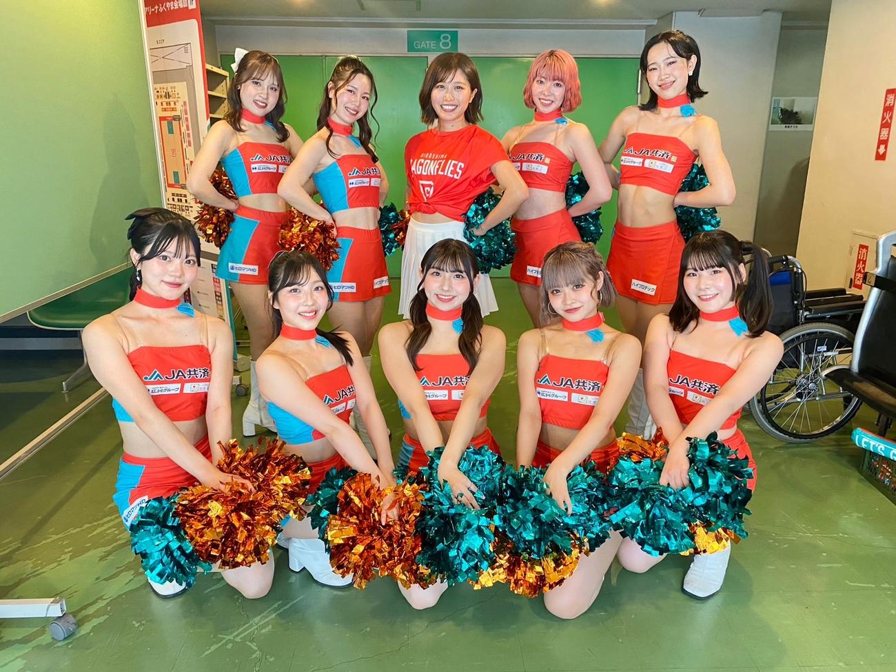 バスケットボールB1広島ドラゴンフライズ－大阪エヴェッサ戦のハーフタイムに広島の専属チアダンスチーム「FLYGIRS」とパフォーマンスしたRCC中国放送の唐澤恋花アナウンサー（後列中央）