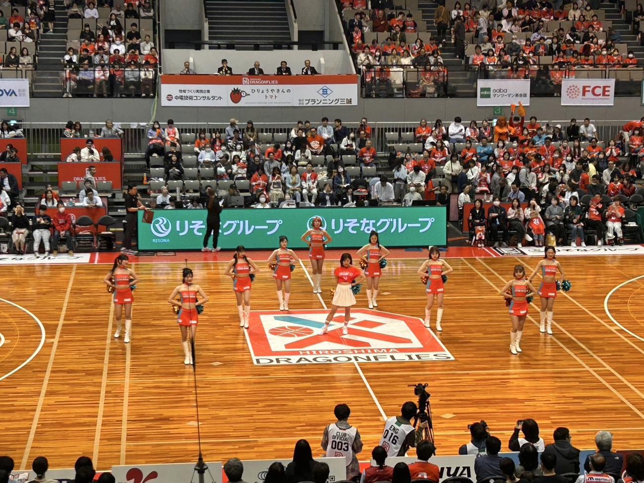 バスケットボールB1広島ドラゴンフライズ－大阪エヴェッサ戦のハーフタイムに広島の専属チアダンスチーム「FLYGIRS」とパフォーマンスしたRCC中国放送の唐澤恋花アナウンサー（前列中央）
