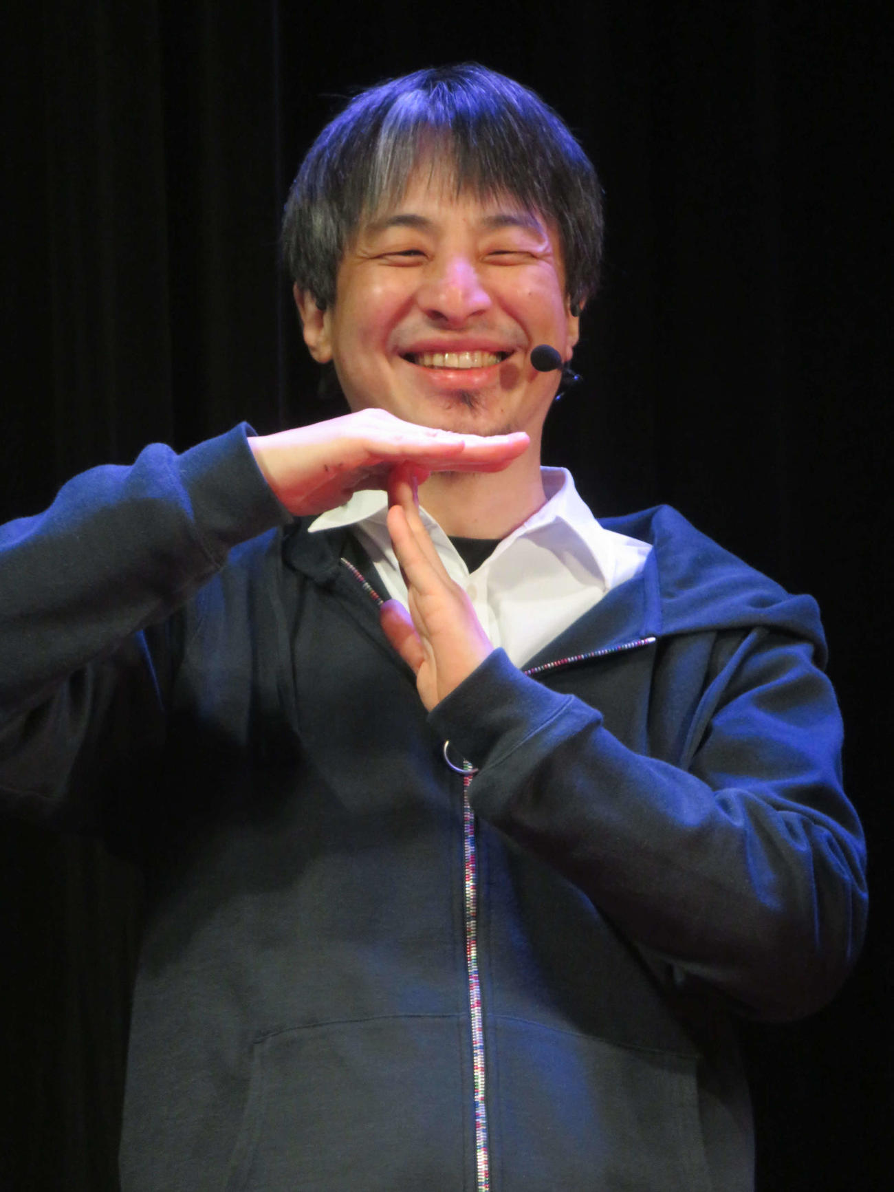 避けてきたダンスに挑戦し、決めポーズを披露するひろゆき氏