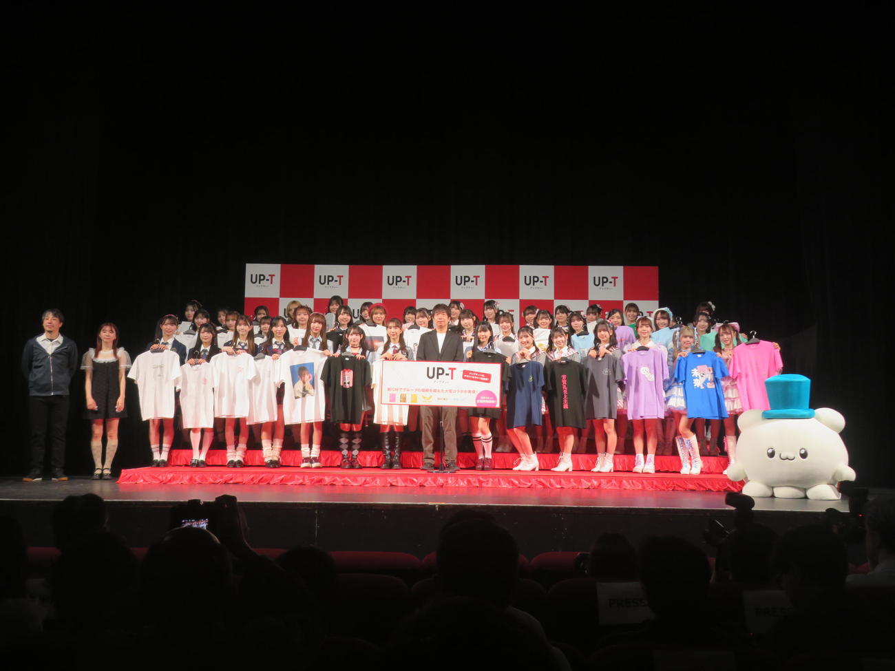 「UP－T新CM発表会」に出席したひろゆき氏、AKB48、SKE48、NMB48、ラフ×ラフ