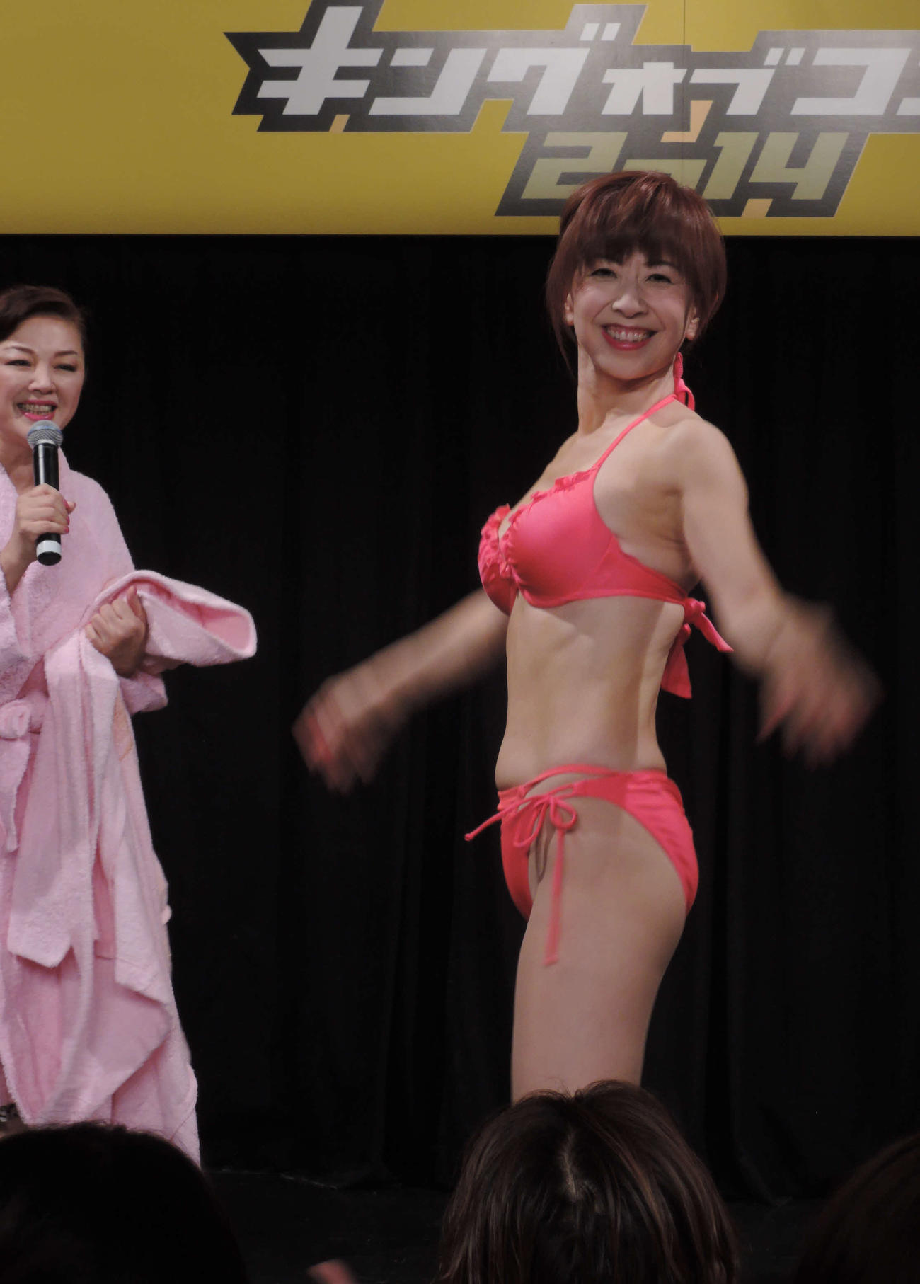 「キングオブコント2014」1回戦に「○1○2」のコンビで出場した大場久美子は水着姿を披露する。左は林寛子（2014年8月撮影）