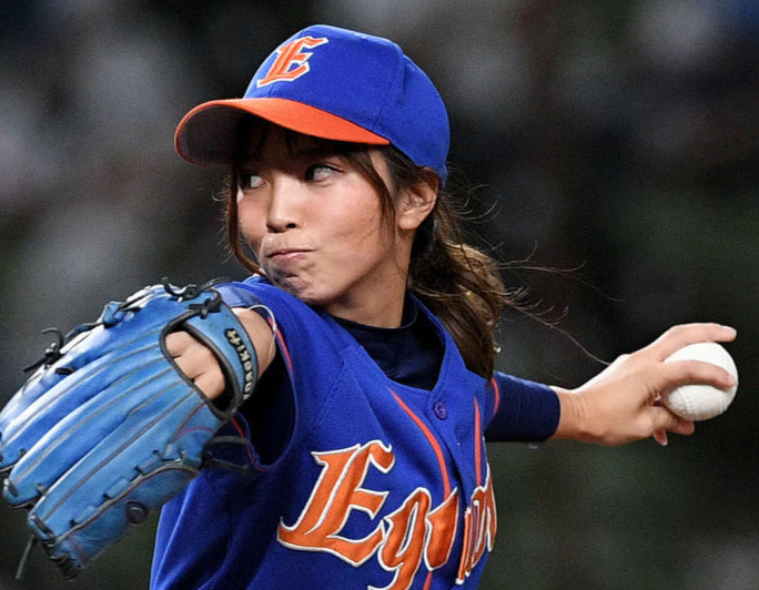 2021年9月、西武対楽天の始球式で投球するYouTuberの笹川萌