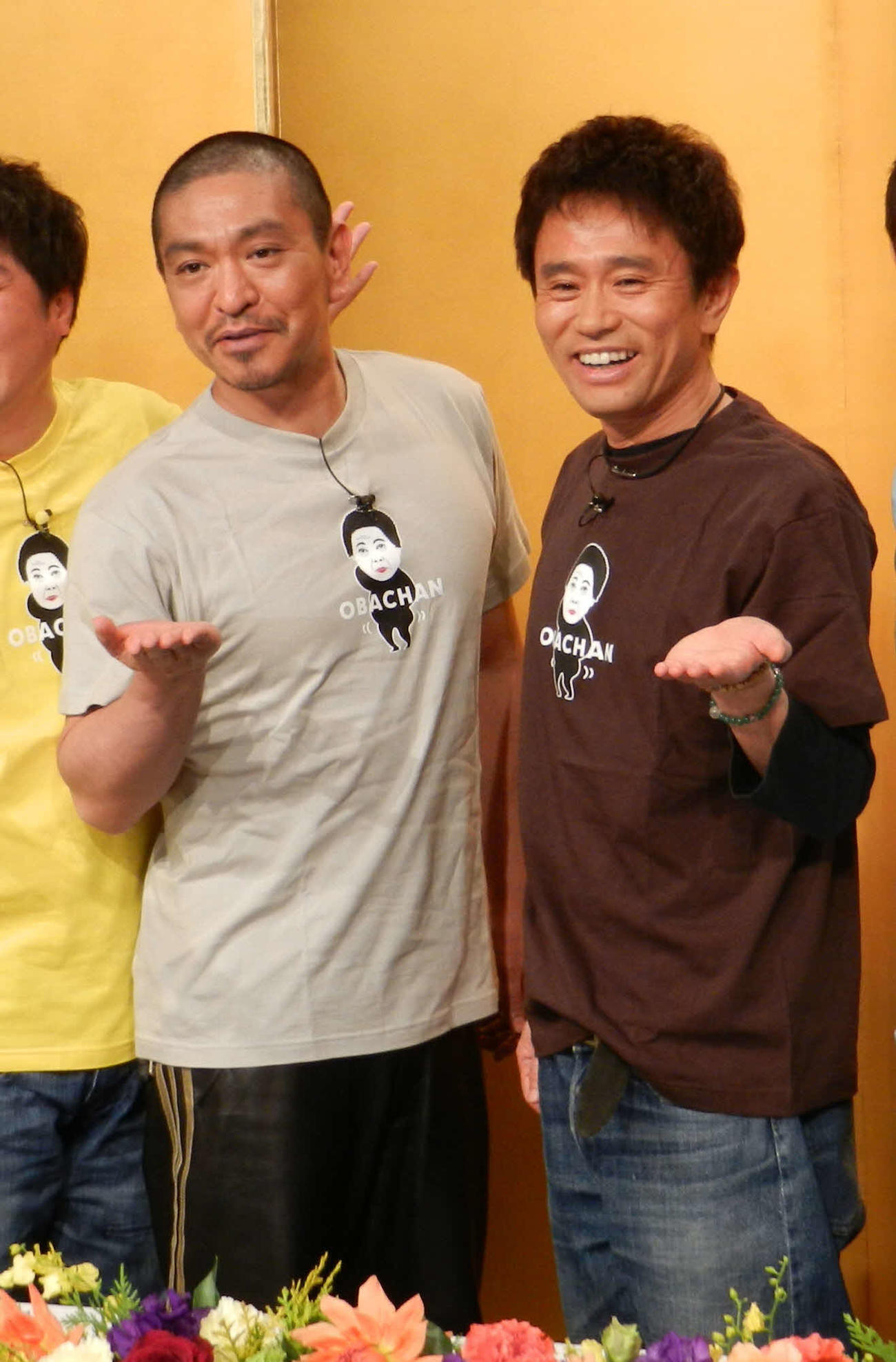 ダウンタウンの松本人志（左）、浜田雅功（2011年11月撮影）