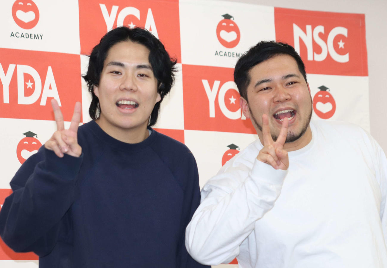 令和ロマンの高比良くるま(左）と松井ケムリ（2024年2月撮影）