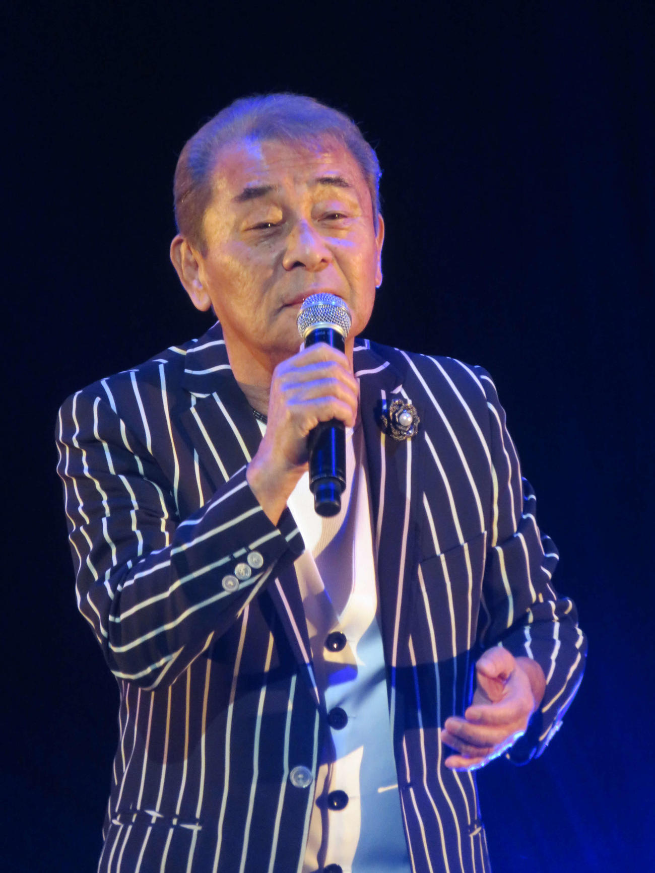 「平尾昌晃チャリティーコンサート」で歌うニックニューサ